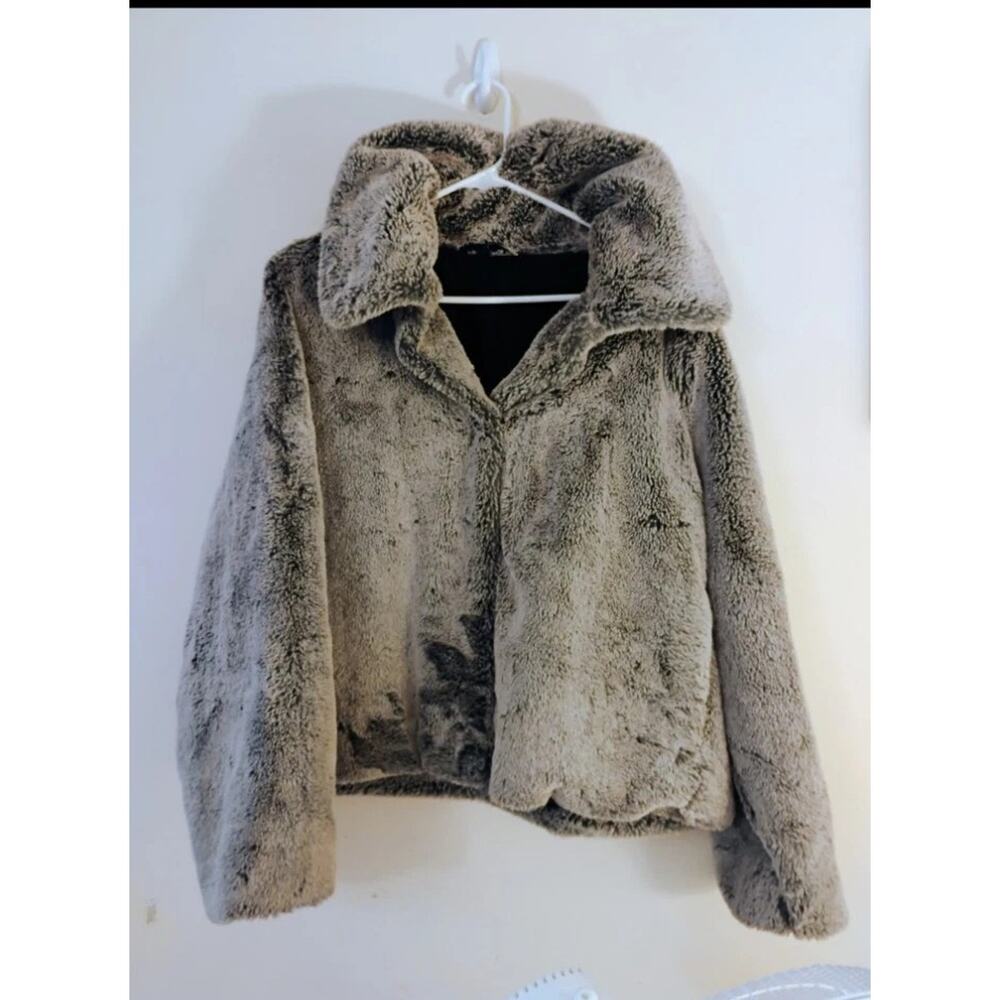 Soft Gray Large Faux Fur Snap Up Jacket.Baggy. Hip Hop. NYC. Trendy. 90s. Y2K.